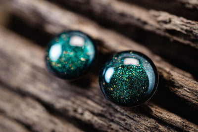 Mini Ohrstecker •Galaxie• in Smaragd mit Edelstahl - Lules Piek