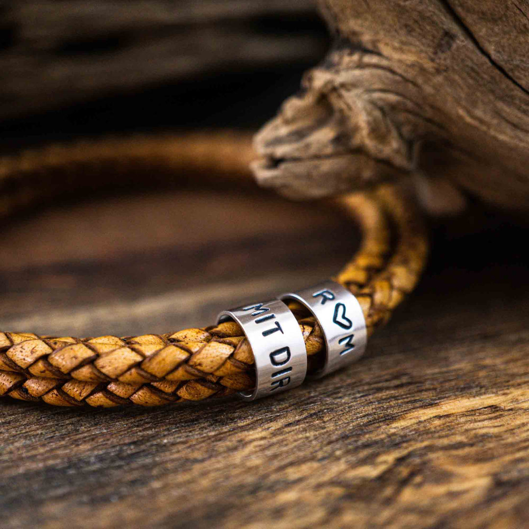 Lederarmband in Senfgelbem Sandbraun mit Gravur auf Echtsilber