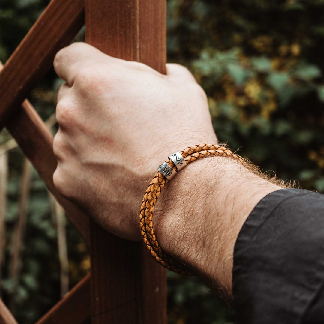 Lederarmband in Senfgelbem Sandbraun mit Gravur auf Echtsilber