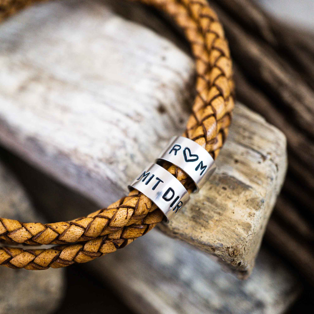 Lederarmband in Senfgelbem Sandbraun mit Gravur auf Echtsilber