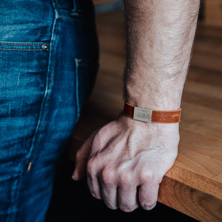 Lederarmband in Cognac Braun mit Gravur auf Echtsilber