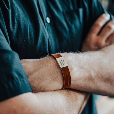 Lederarmband in Braun mit Gravur auf Echtsilber