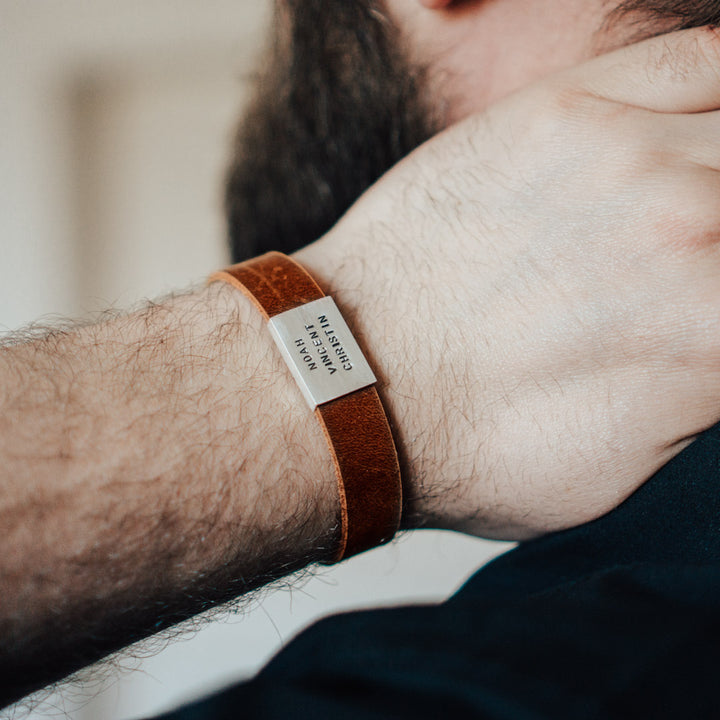 Lederarmband in Cognac Braun mit Gravur auf Echtsilber