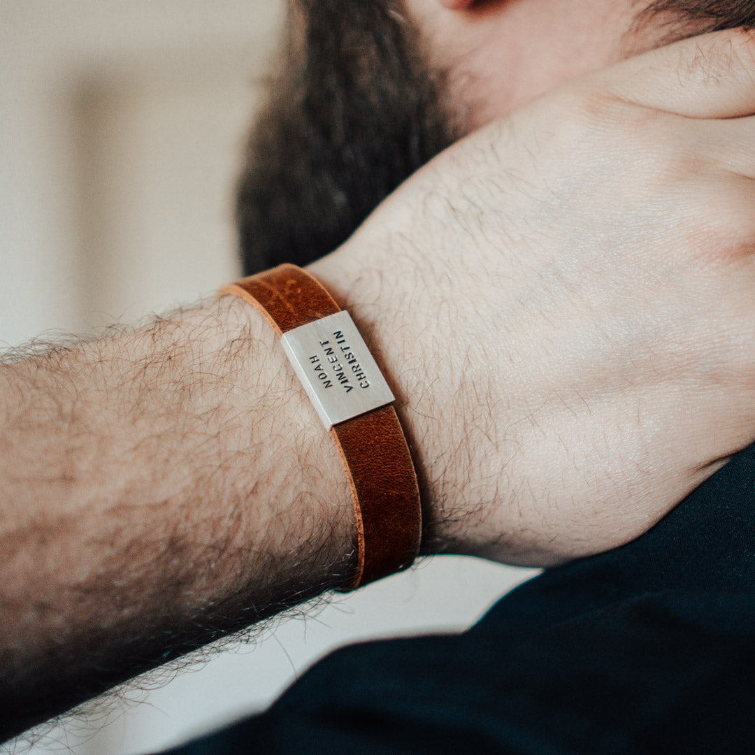 Lederarmband in Braun mit Gravur auf Echtsilber