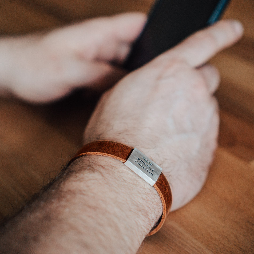 Lederarmband in Cognac Braun mit Gravur auf Echtsilber