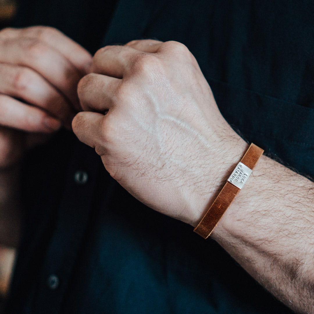 Schmales Nubuk-Lederarmband in Braun mit Gravur auf Echtsilber