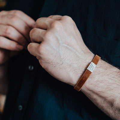 Schmales Nubuk-Lederarmband in Braun mit Gravur auf Echtsilber