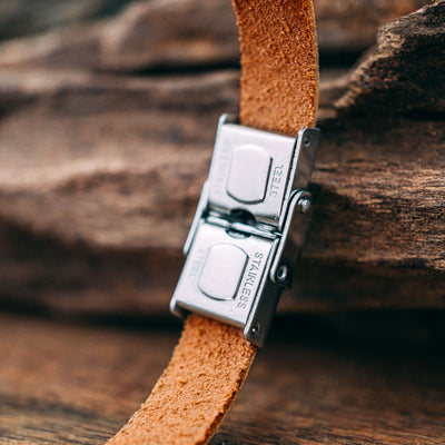Schmales Nubuk-Lederarmband in Braun mit Gravur auf Echtsilber