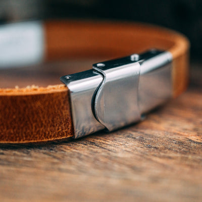 Schmales Nubuk-Lederarmband in Braun mit Gravur auf Echtsilber