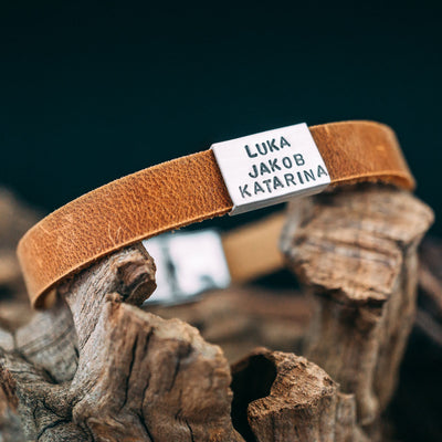 Schmales Nubuk-Lederarmband in Braun mit Gravur auf Echtsilber
