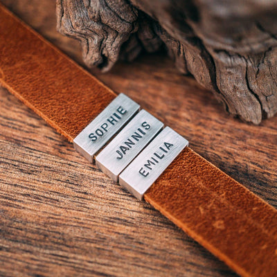 Nubuk-Lederarmband in Braun mit Gravur auf Echtsilberperlen