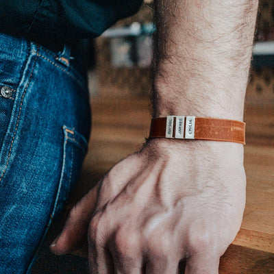 Nubuk-Lederarmband in Braun mit Gravur auf Echtsilberperlen
