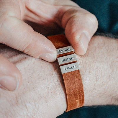 Nubuk-Lederarmband in Braun mit Gravur auf Echtsilberperlen