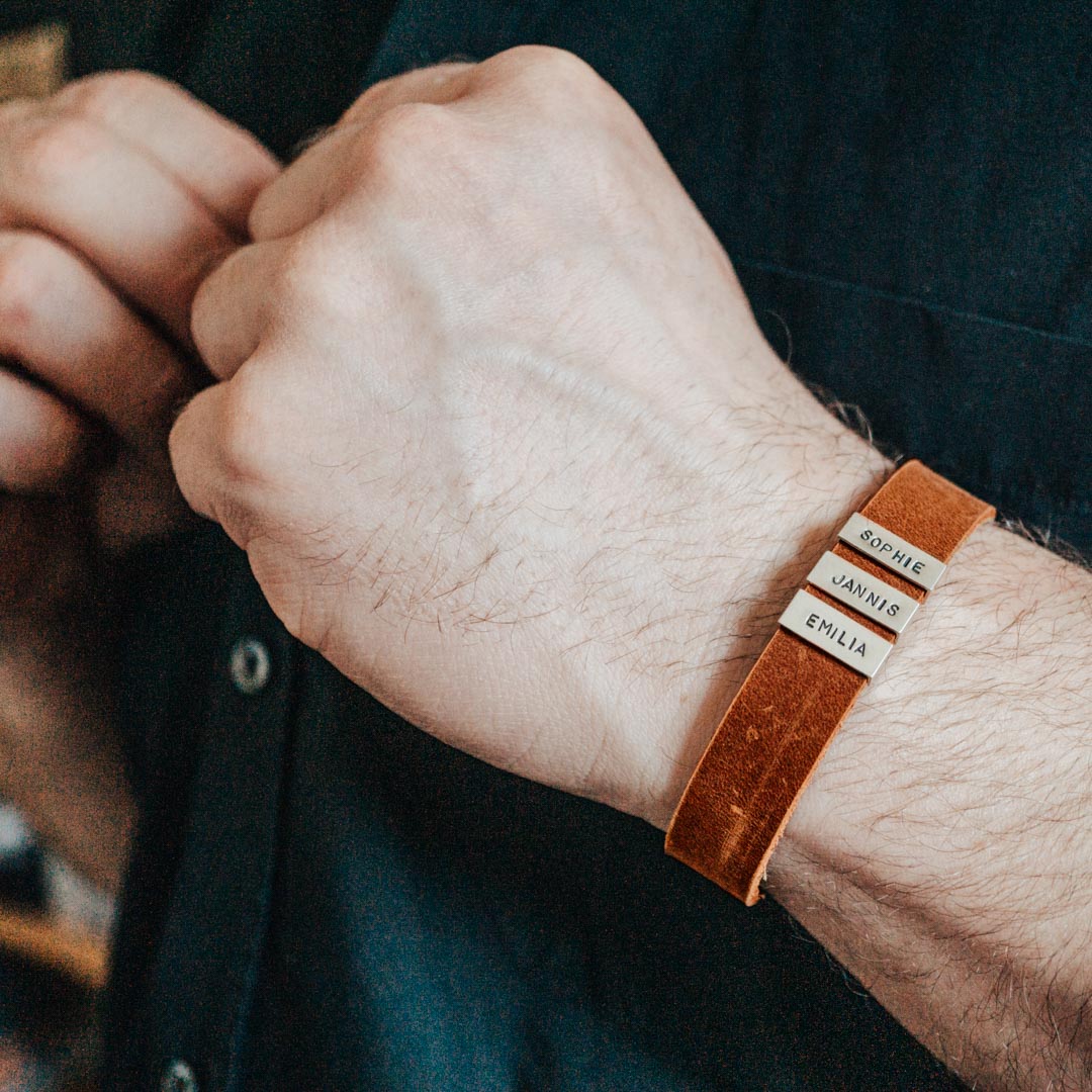 Nubuk-Lederarmband in Cognac Braun mit Gravur auf Echtsilberperlen