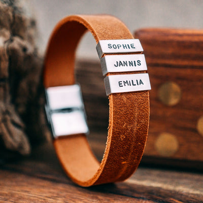 Nubuk-Lederarmband in Braun mit Gravur auf Echtsilberperlen