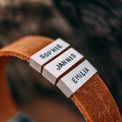 Nubuk-Lederarmband in Braun mit Gravur auf Echtsilberperlen
