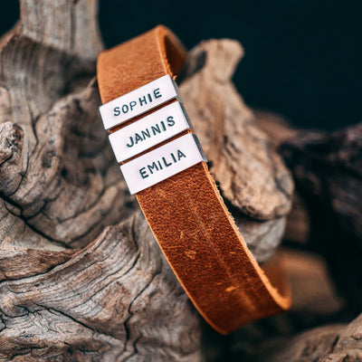 Nubuk-Lederarmband in Braun mit Gravur auf Echtsilberperlen