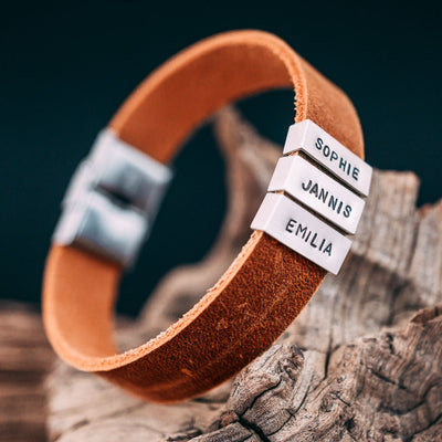 Nubuk-Lederarmband in Braun mit Gravur auf Echtsilberperlen