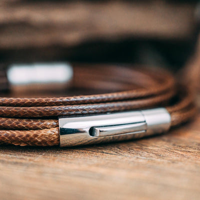 Veganes Wickelarmband in Braun mit Gravur auf Echtsilber - Lules Piek