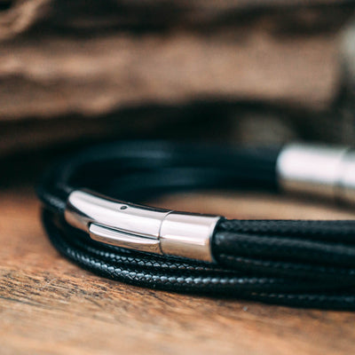 Veganes Wickelarmband in Schwarz mit Gravur auf Echtsilber - Lules Piek