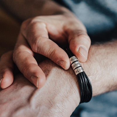 Veganes Wickelarmband in Schwarz mit Gravur auf Echtsilber - Lules Piek